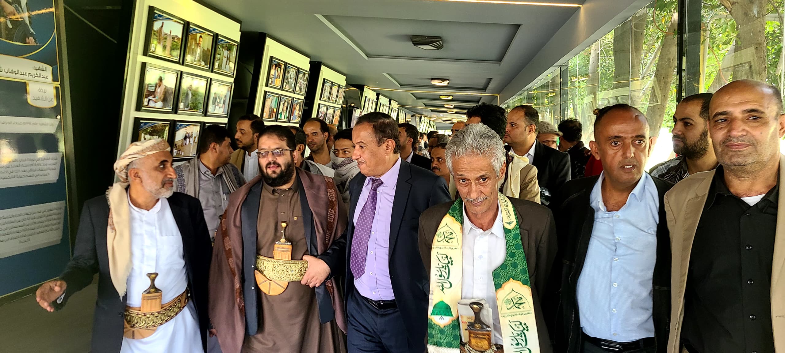 رئيس وموظفو الهيئة العامة للآثار والمتاحف يزورون أضرحة الشهـ.ـداء الصماد والرهوي والغماري - صورة إضافية 2